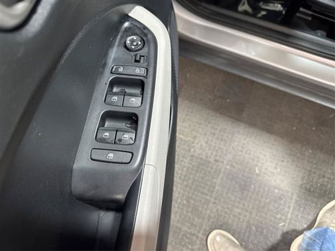 Used 2024 Hyundai Venue SEL FWD image 28