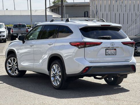 Used 2023 Toyota Highlander Limited FWD image 7