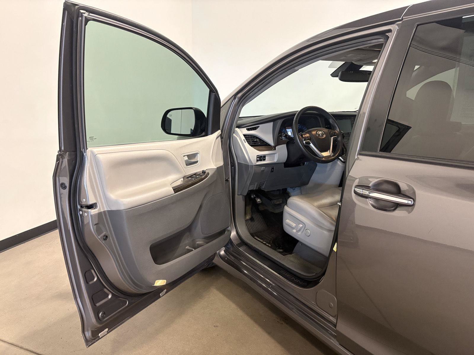 Used 2018 Toyota Sienna XLE Premium w/ Carpet Mat Package AWD/4WD image 9