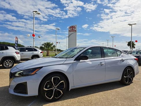 Used 2025 Nissan Altima 2.5 SR FWD image 9