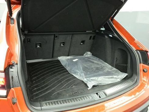 Certified 2023 Porsche Macan AWD/4WD image 16