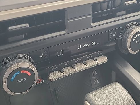 Certified 2024 Toyota Tacoma SR5 AWD/4WD image 15
