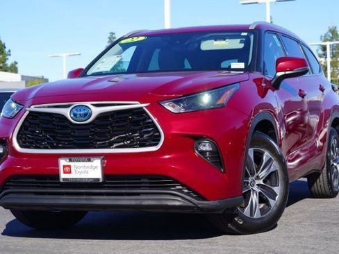 Used 2022 Toyota Highlander XLE image 3