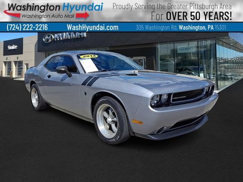 Used 2014 Dodge Challenger SXT RWD image 1