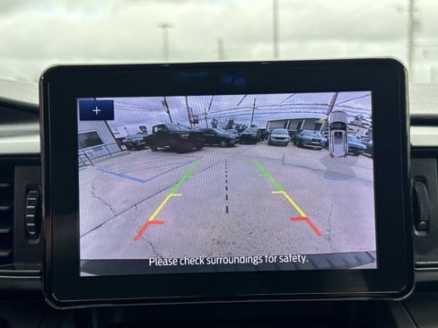 Used 2021 Ford Explorer XLT image 25