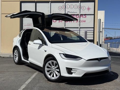 Used 2020 Tesla Model X image 2