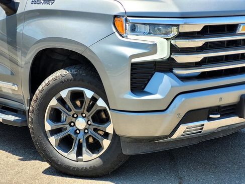 Used 2024 Chevrolet Silverado 1500 High Country w/ Z71 Off-Road Package AWD/4WD image 3