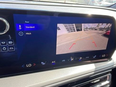 Used 2025 Chevrolet Traverse LT image 20