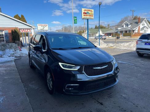 Used 2023 Chrysler Pacifica Touring-L FWD image 4