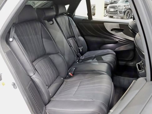 Used 2022 Lexus LS 500h AWD w/ Luxury Package image 34
