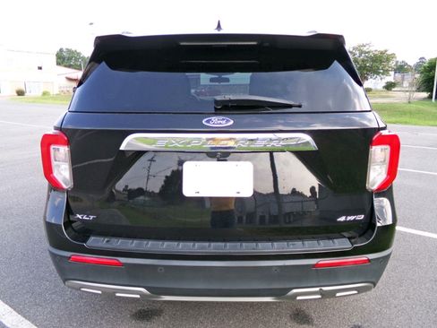 Used 2022 Ford Explorer XLT w/ Equipment Group 202A AWD/4WD image 5