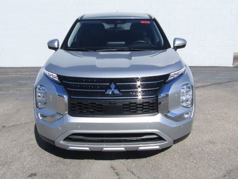 Used 2023 Mitsubishi Outlander SE image 3