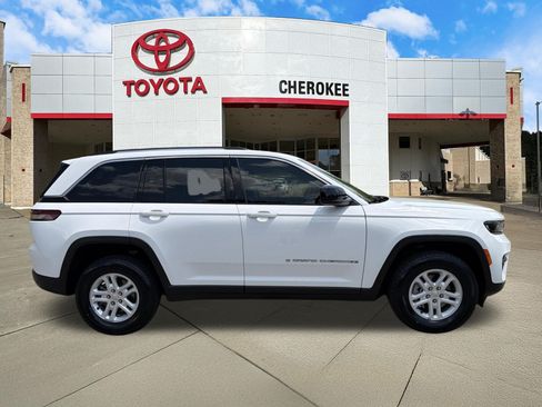 Used 2023 Jeep Grand Cherokee Laredo AWD/4WD image 4