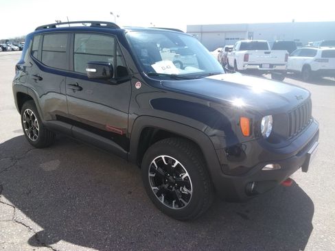Used 2023 Jeep Renegade Trailhawk w/ Trailhawk Elite Group AWD/4WD image 4