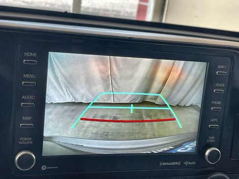 Used 2022 Toyota Highlander XLE AWD/4WD image 17