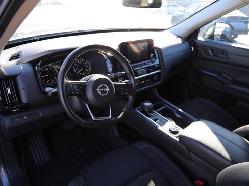 Used 2024 Nissan Pathfinder SV image 9