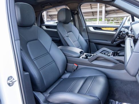 Certified 2025 Porsche Cayenne Coupe image 54