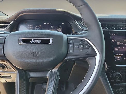 Used 2025 Jeep Grand Cherokee Altitude AWD/4WD image 19