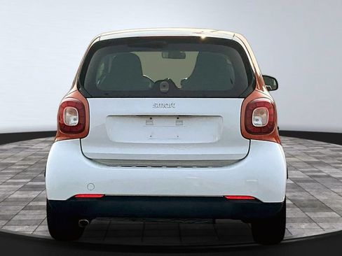Used 2016 smart fortwo passion RWD image 4