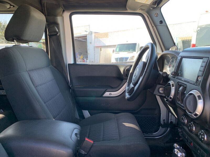 Used 2012 Jeep Wrangler Unlimited Sahara w/ Connectivity Group AWD/4WD image 8