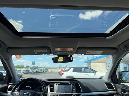 Used 2018 Toyota Highlander XLE AWD/4WD image 13