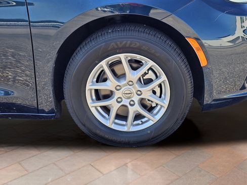 Used 2023 Chrysler Pacifica Touring-L FWD image 6