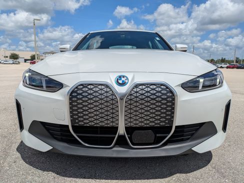 Used 2025 BMW i4 xDrive40i AWD/4WD image 9