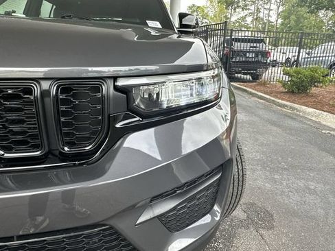 Used 2024 Jeep Grand Cherokee Altitude AWD/4WD image 9