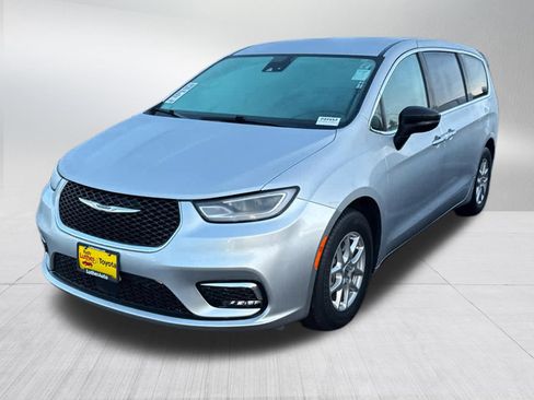 Used 2024 Chrysler Pacifica Touring-L image 3