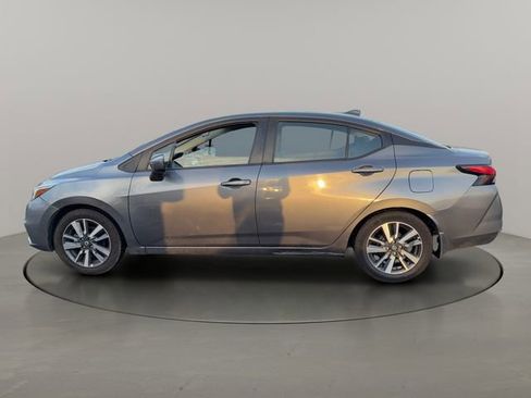 Used 2020 Nissan Versa SV image 4