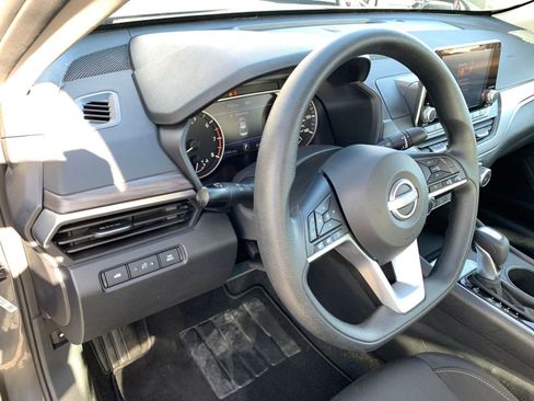 Used 2025 Nissan Altima 2.5 SV image 35