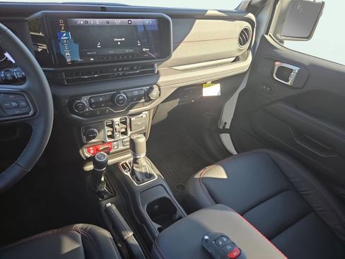 Used 2025 Jeep Wrangler Unlimited Rubicon w/ Technology Group image 22