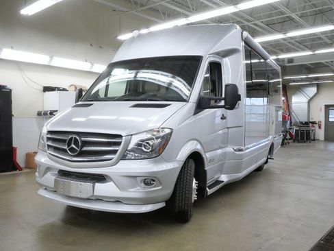 Used 2018 Mercedes-Benz Sprinter 3500 image 3