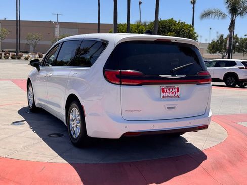 Used 2023 Chrysler Pacifica Touring-L FWD image 6