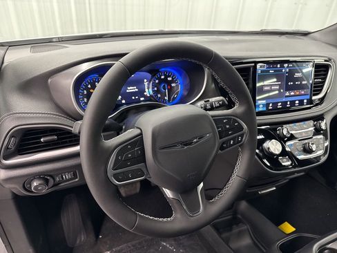 New 2026 Chrysler Pacifica Select image 16