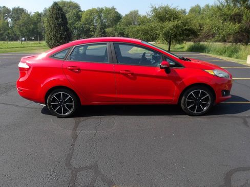 Used 2015 Ford Fiesta SE w/ Equipment Group 201A FWD image 9