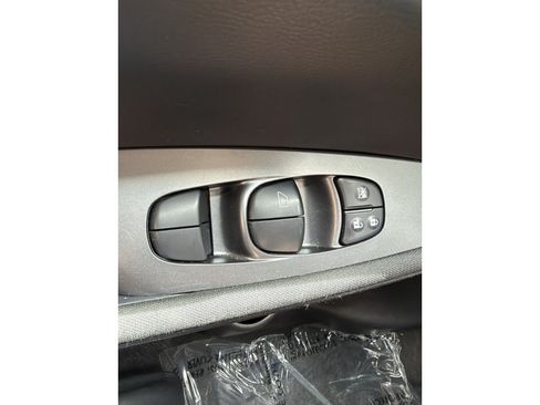 Used 2025 Nissan Leaf S FWD image 25