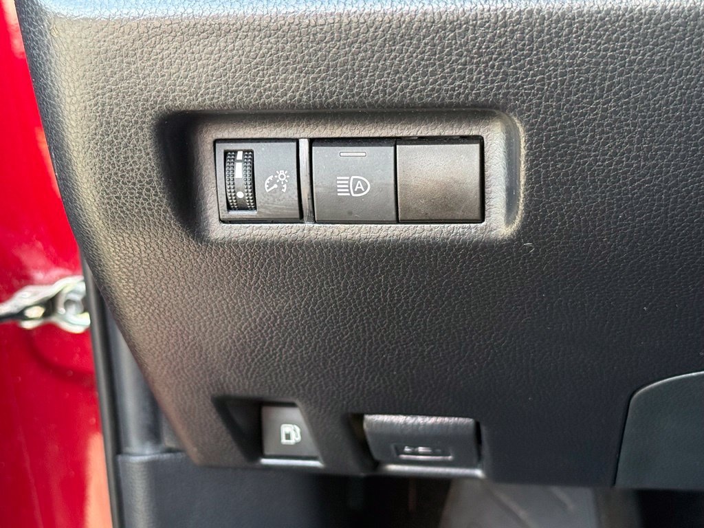 Used 2021 Toyota RAV4 LE AWD/4WD image 14