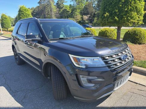 Used 2017 Ford Explorer XLT w/ Equipment Group 202A image 7
