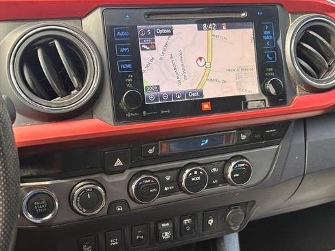 Used 2018 Toyota Tacoma TRD Sport AWD/4WD image 10