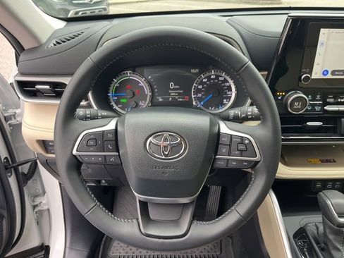 Used 2025 Toyota Highlander XLE image 19