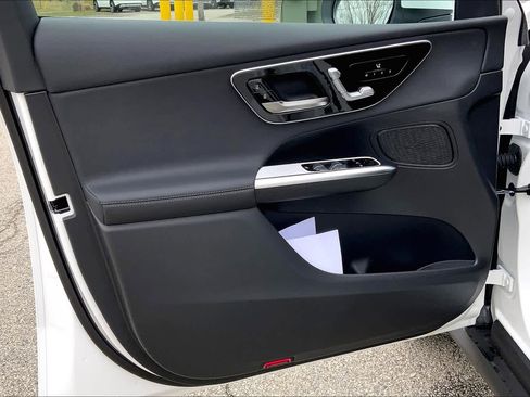 Used 2025 Mercedes-Benz GLC 300 4MATIC image 12