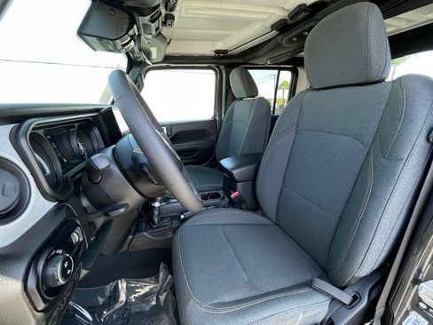 Used 2024 Jeep Gladiator Sport AWD/4WD image 17