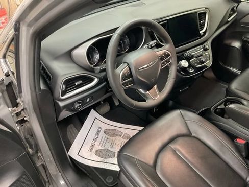 Used 2025 Chrysler Pacifica Select FWD image 13
