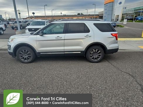 Used 2016 Ford Explorer XLT w/ Equipment Group 202A AWD/4WD image 5