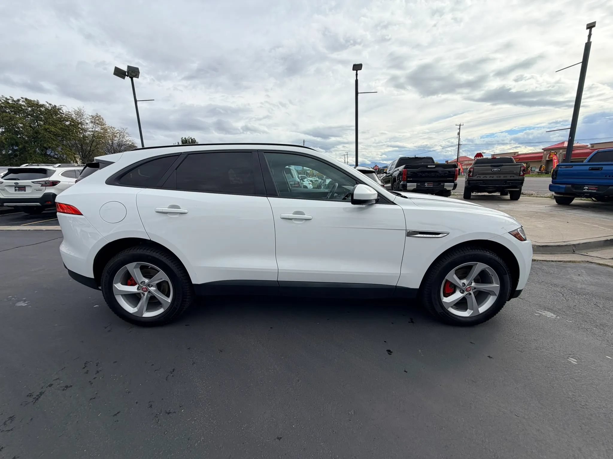 Used 2018 Jaguar F-PACE Premium AWD/4WD image 2