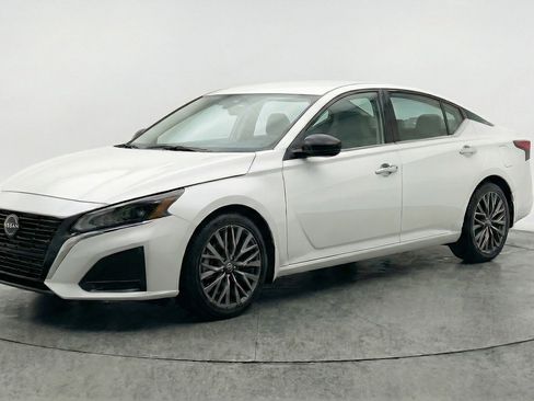 Used 2025 Nissan Altima 2.5 SV FWD image 3