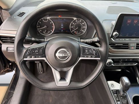 Used 2024 Nissan Altima 2.5 SV FWD image 10