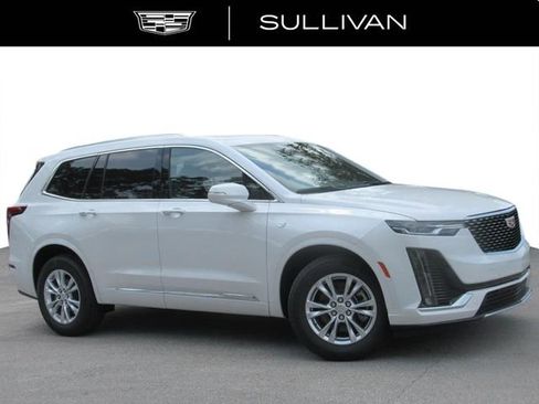 New 2025 Cadillac XT6 Luxury image 2