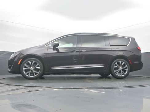 Used 2018 Chrysler Pacifica Limited image 47